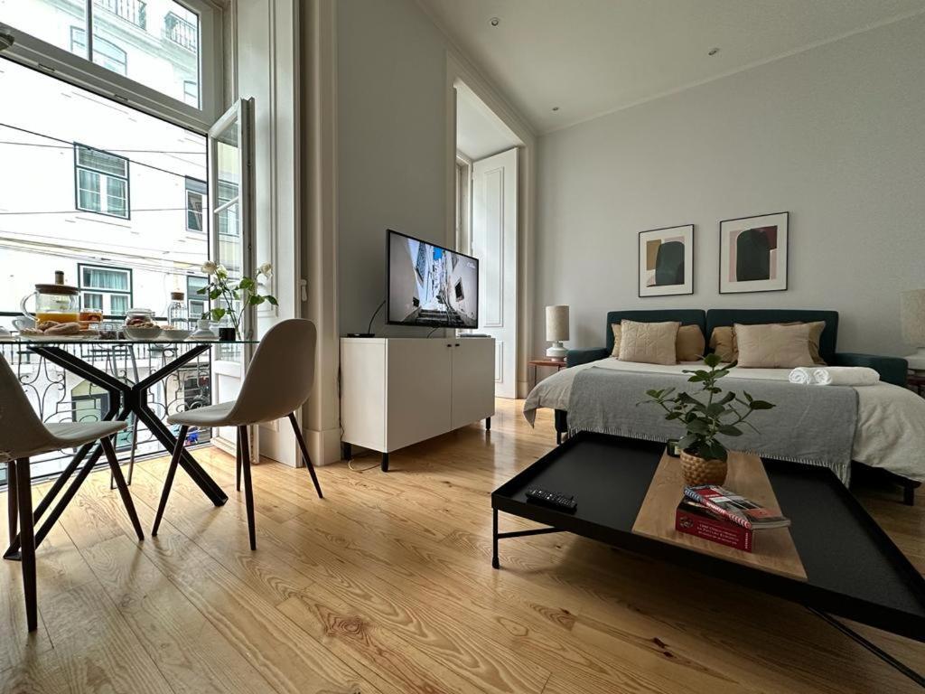 Quarto Grande Com Varanda, Wc Partilhado * Lisboa